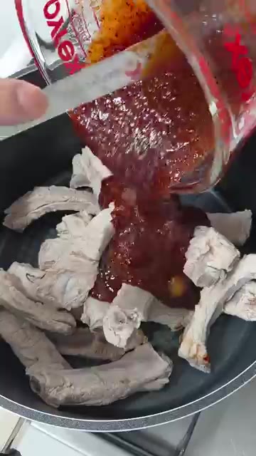 볼에 고춧가루 5큰술, 간장 3큰술, 참치액 3큰술, 굴소스 1큰술… — 매콤 칼칼한 등갈비찜 레시피