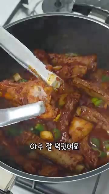 30분 후 감자와 양파를 넣고 다시 뚜껑을 닫아 15분간 더 끓인다. — 매콤 칼칼한 등갈비찜 레시피