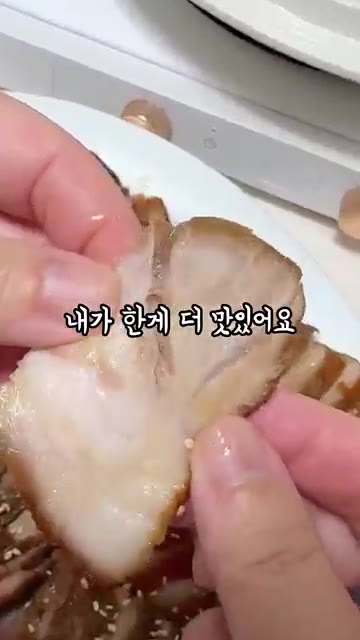 전골 가마솥 바닥에 양파를 얇게 썰어 깔고 대파 2대를 대충 썰어… — 솔직히 족발집 사장님께 죄송한 순살족발레시피!