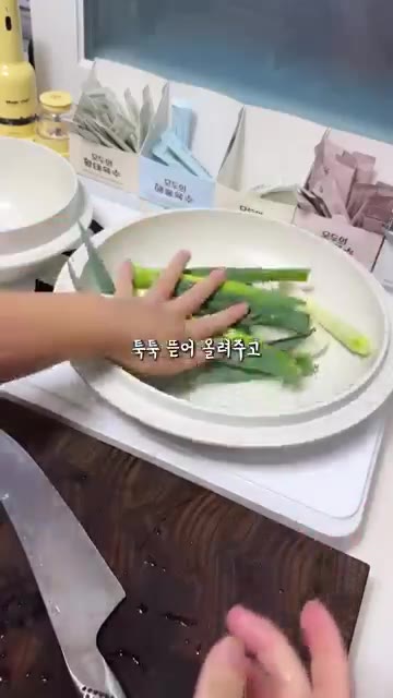미박사태를 껍질이 바닥으로 가도록 넣고 통마늘, 월계수잎, 생강반톨… — 솔직히 족발집 사장님께 죄송한 순살족발레시피!