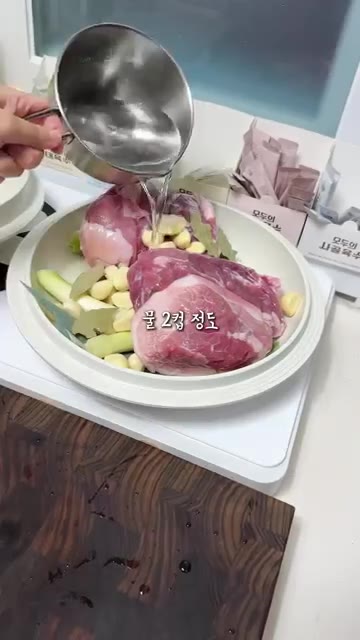 물 2컵, 간장 150ml, 맛술 100ml, 원당 3스푼, 굴소스… — 솔직히 족발집 사장님께 죄송한 순살족발레시피!