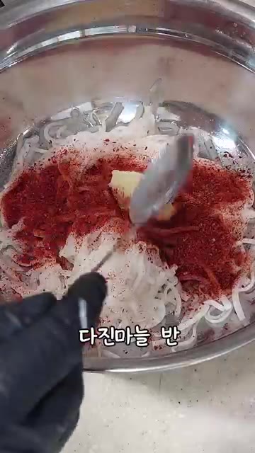 무에 설탕 1큰술, 식초 1큰술, 고춧가루 반 큰술, 다진 마늘 반… — 간단 무생채 만들기