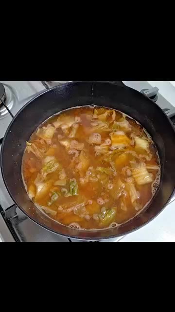 다진 돼지고기 100g을 넣고 끓인다. — 김치국밥 만들기