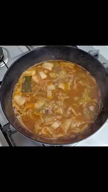 고춧가루 1큰술을 넣고 끓인다. — 김치국밥 만들기