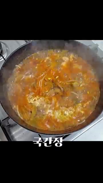 국간장 1큰술과 액젓 1큰술을 넣고 간을 맞춘다. — 김치국밥 만들기