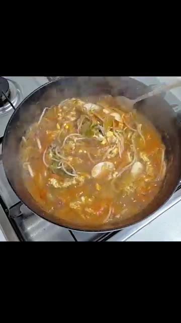 청양고추 1개와 대파 1/2대를 넣고 끓인다. — 김치국밥 만들기