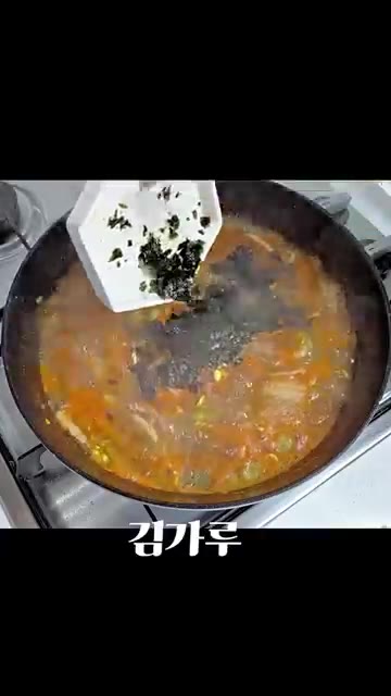 김가루를 넣고 잘 섞어준다. — 김치국밥 만들기