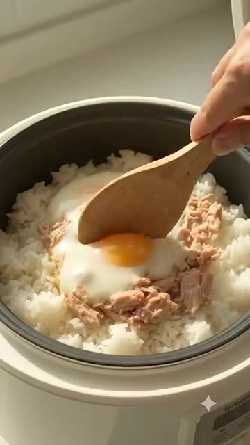 밥솥에서 익힌 참치 계란밥을 나무 주걱으로 잘 비벼줍니다. — 초간단 밥솥 참치 계란밥 레시피