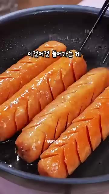 다진 고기에 아이가 좋아하는 재료를 넣고 밑간을 한다. — 아이가 더 찾는 수제 탱글 소세지 만들기