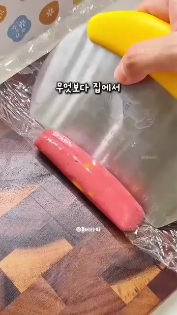 겉은 탱글하고 속은 촉촉한 수제 소세지가 완성된다. — 아이가 더 찾는 수제 탱글 소세지 만들기