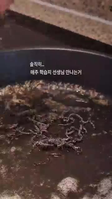 면이 익기 3분 전, 팬에 버터 20g을 녹여 브라운 버터를 만듭니다. — 시오콘부 버터 파스타 레시피