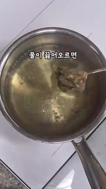 냄비에 물과 해물육수팩을 넣고 끓여줍니다. — 10분 초간단 레시피 새우콩나물국