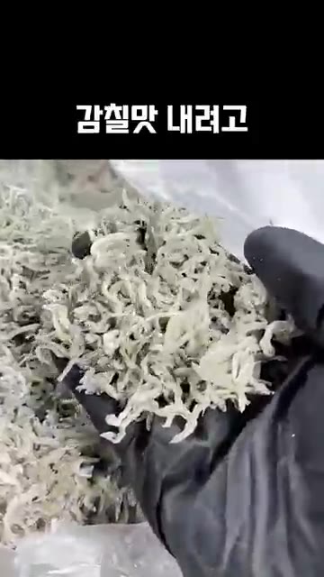 잔멸치 볶음을 만들 때 감칠맛을 내려고 간장 한 숟갈씩 넣으시죠?… — 잔멸치 볶음에 간장부터 넣지 마세요