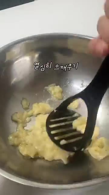 바나나 반 개를 으깬 후 계란 1개를 넣고 섞어줍니다. — 밀가루 없이 만드는 시나몬 초코 바나나 브레드