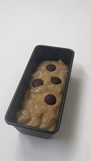 틀에 반죽을 붓고 초콜릿칩을 올려줍니다. — 밀가루 없이 만드는 시나몬 초코 바나나 브레드