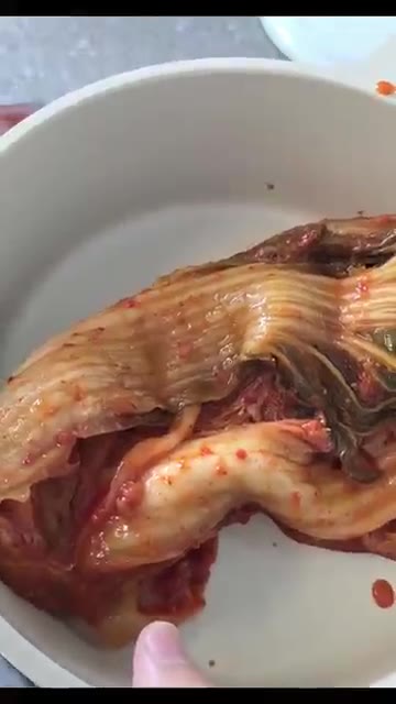 묵은지를 먹기 좋은 크기로 자른 뒤 냄비에 담아주세요. 복잡한 양념… — 물만 붓고 끓이세요! 밥도둑 참치김치찜