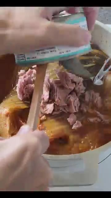 뚜껑을 닫고 중약불에서 20분간 푹 끓여주세요. — 물만 붓고 끓이세요! 밥도둑 참치김치찜