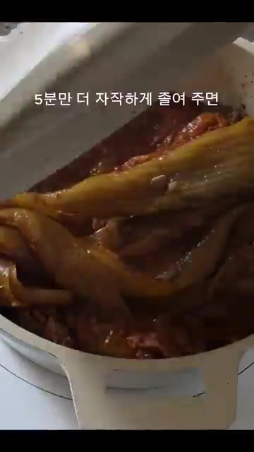 참치캔 기름을 따라 버리고 참치를 넣어주세요. — 물만 붓고 끓이세요! 밥도둑 참치김치찜