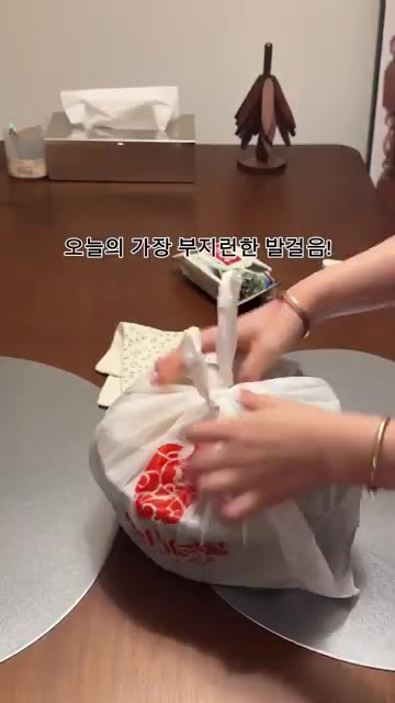 마라샹궈는 포장 용기 그대로 전자레인지에 데웁니다. — 모짜렐라 치즈밥과 마라샹궈