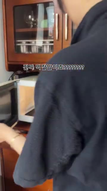 밥 위에 모짜렐라 치즈를 뿌려 전자레인지에 돌려 치즈밥을 만듭니다. — 모짜렐라 치즈밥과 마라샹궈