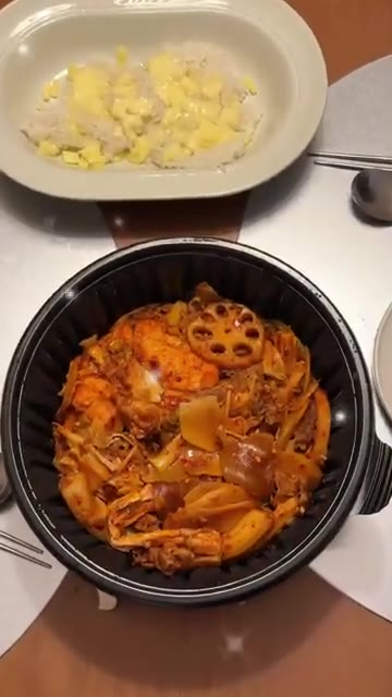 데운 마라샹궈를 접시에 담고, 치즈밥과 함께 먹습니다. — 모짜렐라 치즈밥과 마라샹궈