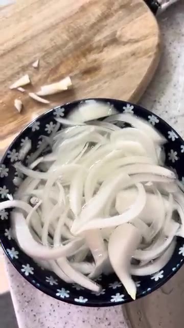 닭가슴살을 전자레인지에 해동한 후 결대로 찢어준다. 이 과정이 국물… — 자취생의 와사비 닭가슴살 초계국수