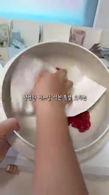 냄비에 소고기를 넣고 다진 마늘, 소금, 식용유를 넣어 볶아줍니다. — 진짜 별거 없는 소고기떡국 레시피