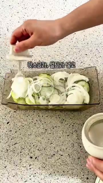 슬라이스한 오이와 양파에 소금 2큰술, 설탕 2큰술을 넣고 잘 버무… — 감자샐러드 레시피