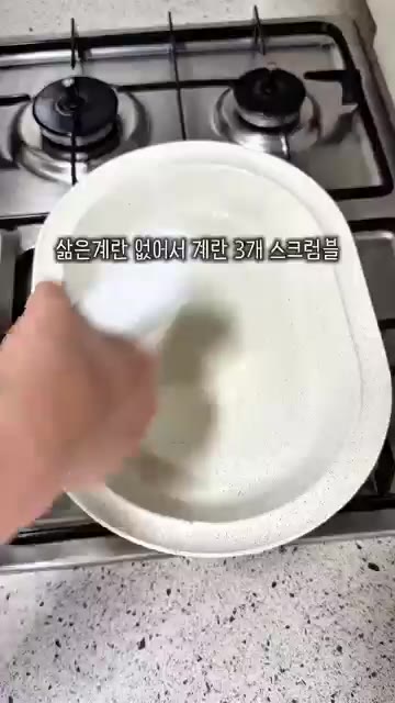 맛살 3줄과 김밥햄 7줄을 썰어줍니다. — 감자샐러드 레시피