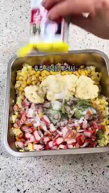 마요네즈 6큰술, 설탕 1큰술, 후추를 넣고 골고루 섞어줍니다. — 감자샐러드 레시피
