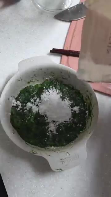 부침가루를 넣고 반죽이 뭉쳐지도록 잘 섞어준다. — 새우매생이전 만들기