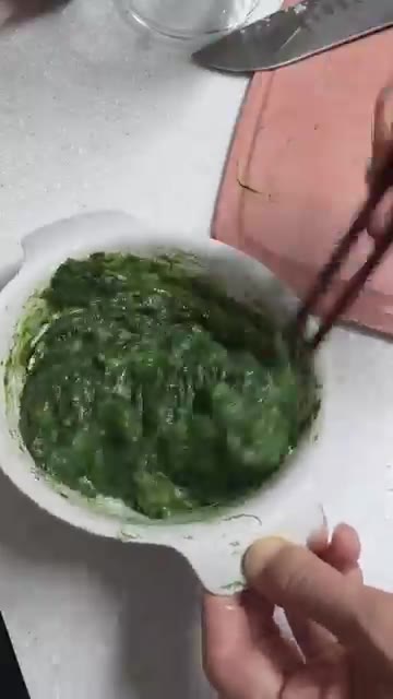 팬에 식용유를 넉넉히 두른다. — 새우매생이전 만들기