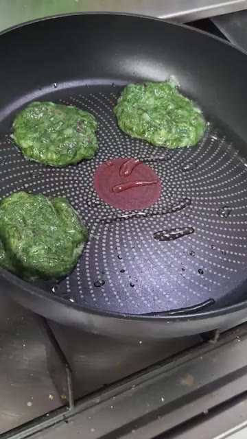반죽을 한 숟가락씩 떠서 팬에 올리고 동그랗고 납작하게 모양을 잡아준다. — 새우매생이전 만들기