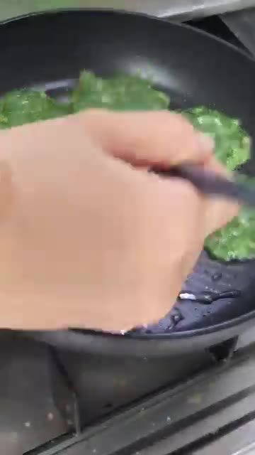 앞뒤로 노릇하게 구워준다. — 새우매생이전 만들기
