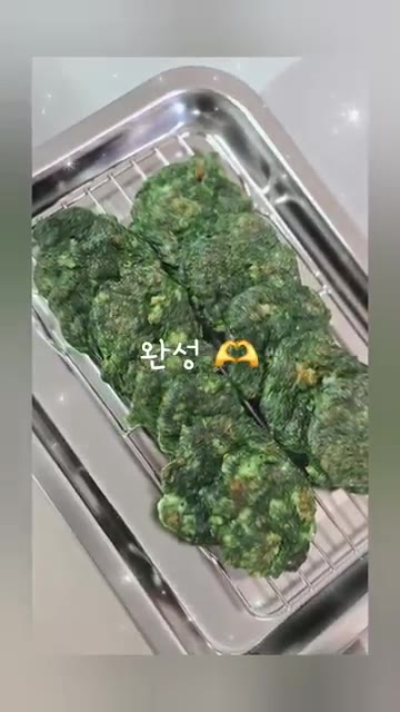 완성된 새우매생이전을 식힘망에 올려 식힌다. — 새우매생이전 만들기