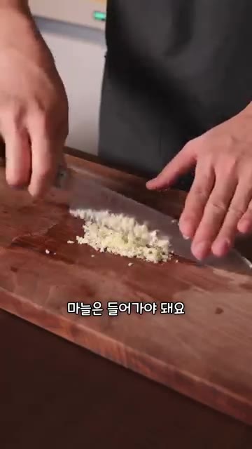 설탕 1큰술, 진간장 2큰술, 맛술 2큰술, 굴소스 1/2큰술, 고… — 대패삼겹살 제육볶음: 재울 필요 없이 5분 완성!