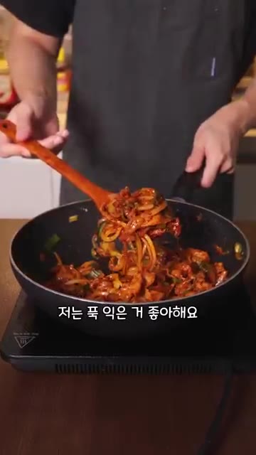 이렇게 한 움큼 집어서 먹을 수 있습니다. — 대패삼겹살 제육볶음: 재울 필요 없이 5분 완성!