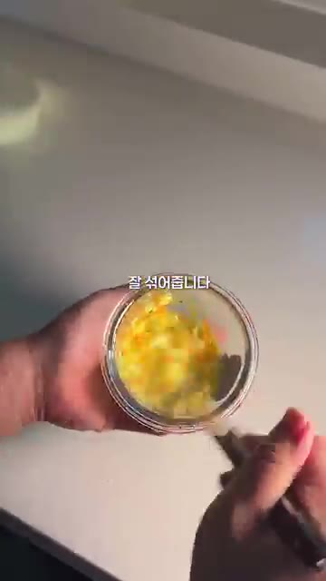 계란을 깨뜨려 넣고, 준비한 대구살, 당근, 애호박을 모두 넣어줍니다. — 10개월 아기 대구 계란찜 🥚🐟 부드러워서 한그릇 뚝딱