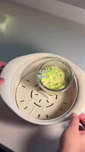 찜기에 유리 용기를 넣고 전자레인지에 3분간 돌려줍니다. — 10개월 아기 대구 계란찜 🥚🐟 부드러워서 한그릇 뚝딱