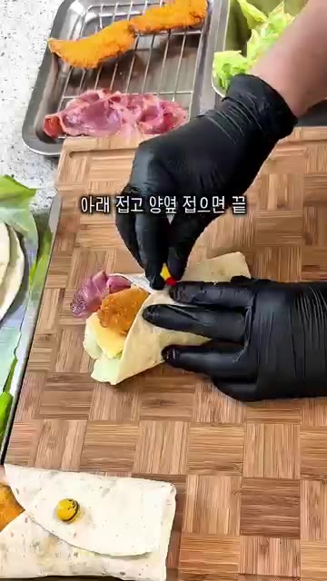 또띠아에 소스를 바르고 양상추, 베이컨, 치즈, 치킨 텐더를 올린… — 맥도날드 스낵랩 레시피