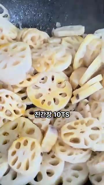 진간장 10큰술을 넣고 연근이 잠길 정도로 물을 부은 뒤 설탕 2큰… — 아삭달콤 연근조림 레시피
