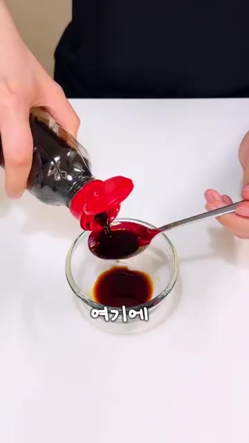 간장, 설탕, 참기름을 섞어 양념장을 만든다. — 2700만 조회수 두부 요리, 진짜 맛있을까?