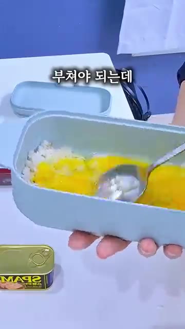 계란 두 개를 깨뜨려 넣고 섞어줍니다. 설거지하기 싫어서 전자레인지… — 전자레인지로 간단하게 만드는 김밥