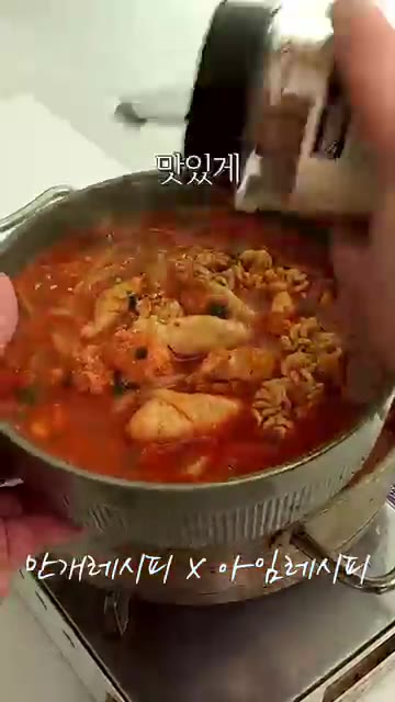 그릇에 담고 참깨를 뿌려 맛있게 만들어 드세요. — 마트에서 알 보이면 무조건 사오세요! 알탕 국수