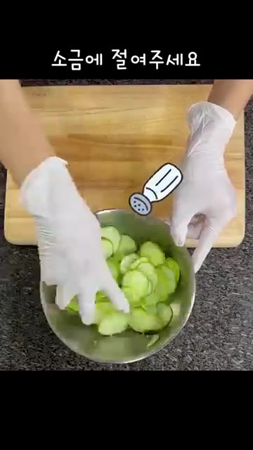 오이를 동글동글하게 썰어줍니다. — 오이 순두부 샐러드