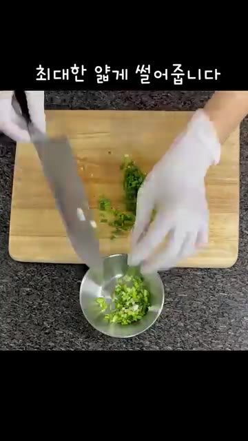 썰어둔 오이에 소금을 넣고 절여줍니다. — 오이 순두부 샐러드