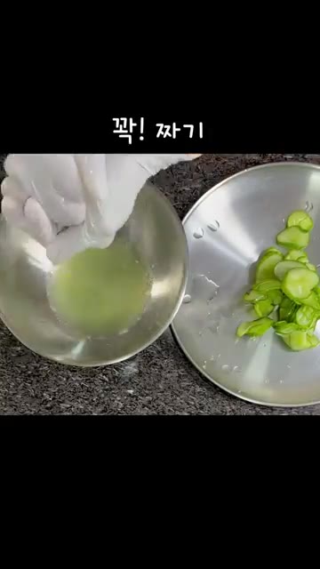 볼에 진간장 2큰술, 식초 2큰술, 꿀 1큰술, 참기름 1큰술, 갈… — 오이 순두부 샐러드
