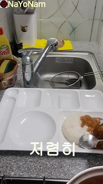 김치, 단무지, 맛살을 곁들여 한 끼를 완성한다. — 2900원으로 카레라이스와 스파게티 만들기