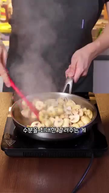 팬에 올리브유를 넉넉히 두르고 강한 불로 양송이버섯을 볶습니다. 소… — 양송이버섯을 가장 맛있게 먹는 방법