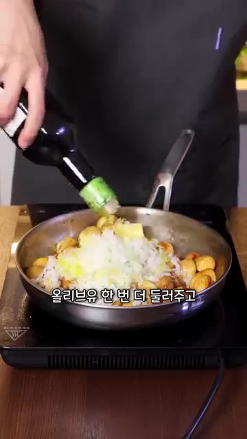 버섯이 노릇하게 익으면 다진 양파, 버터, 다진 마늘을 넣고 양파의… — 양송이버섯을 가장 맛있게 먹는 방법
